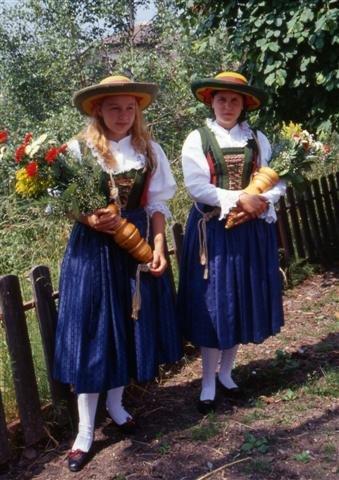 2000_04_Herzjesu im Schulhof